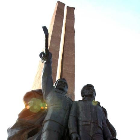 Памятник. Памятник Героям фронта и тыла